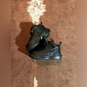 Jordan little boys shoes 
size 6C
Come with box